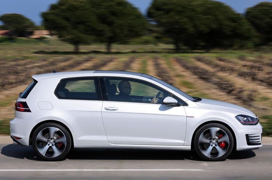  Volkswagen Golf GTi 5-Door 2015 года  (фото 18 из 48)